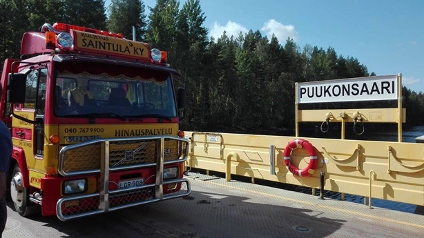 Kuljetus Saintula Ky hinausauto sillalla vieressä kyltti "Puukonsaari".