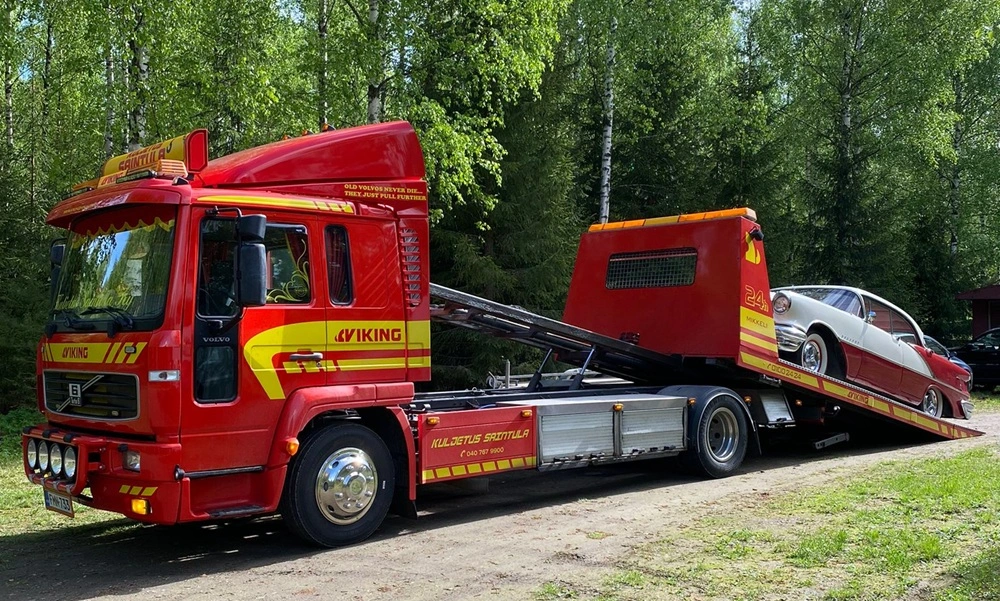 Hinaus Saintulan hinausauto lastaa autoa kyytiin.