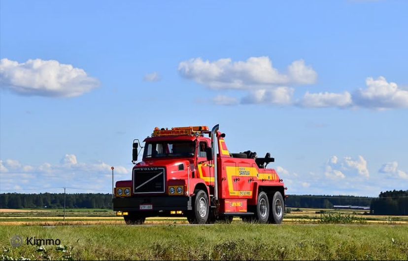 Hinauspalvelu Kuljetus Saintula Ky:n raskaankaluston hinausauto "Niilo" pellolla.