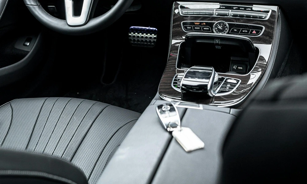 Auton avaimet auton keskikonsolin päällä.